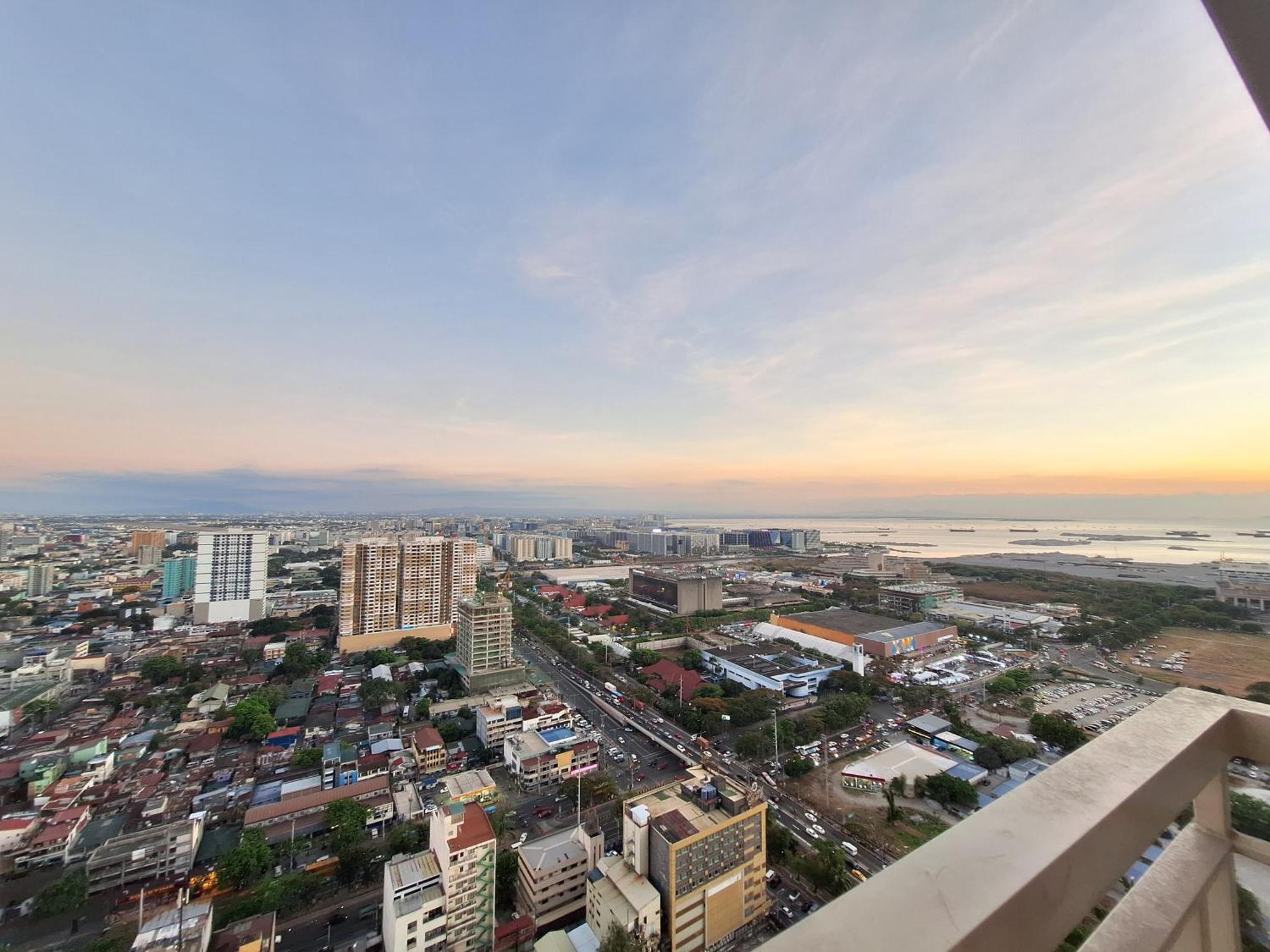 Coast Stay By J 40Th Floor Penthouse Манила Экстерьер фото